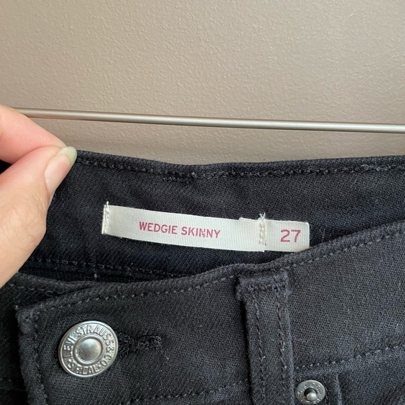 Levi’s Wedgie Skinny Distressed Raw Hem Jeans in Black‎ Size 27 - Picture 5 of 9